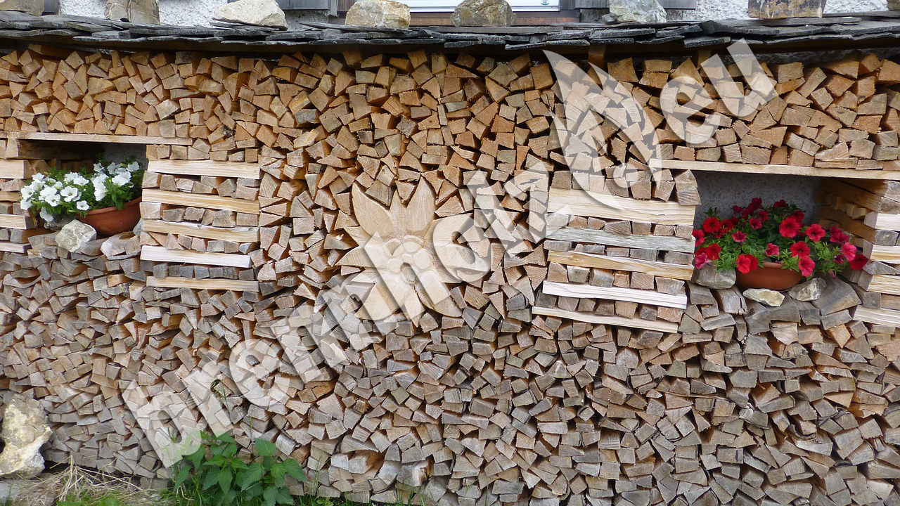 Es gibt unterschiedlichste Möglichkeiten, Brennholz zu stapeln.